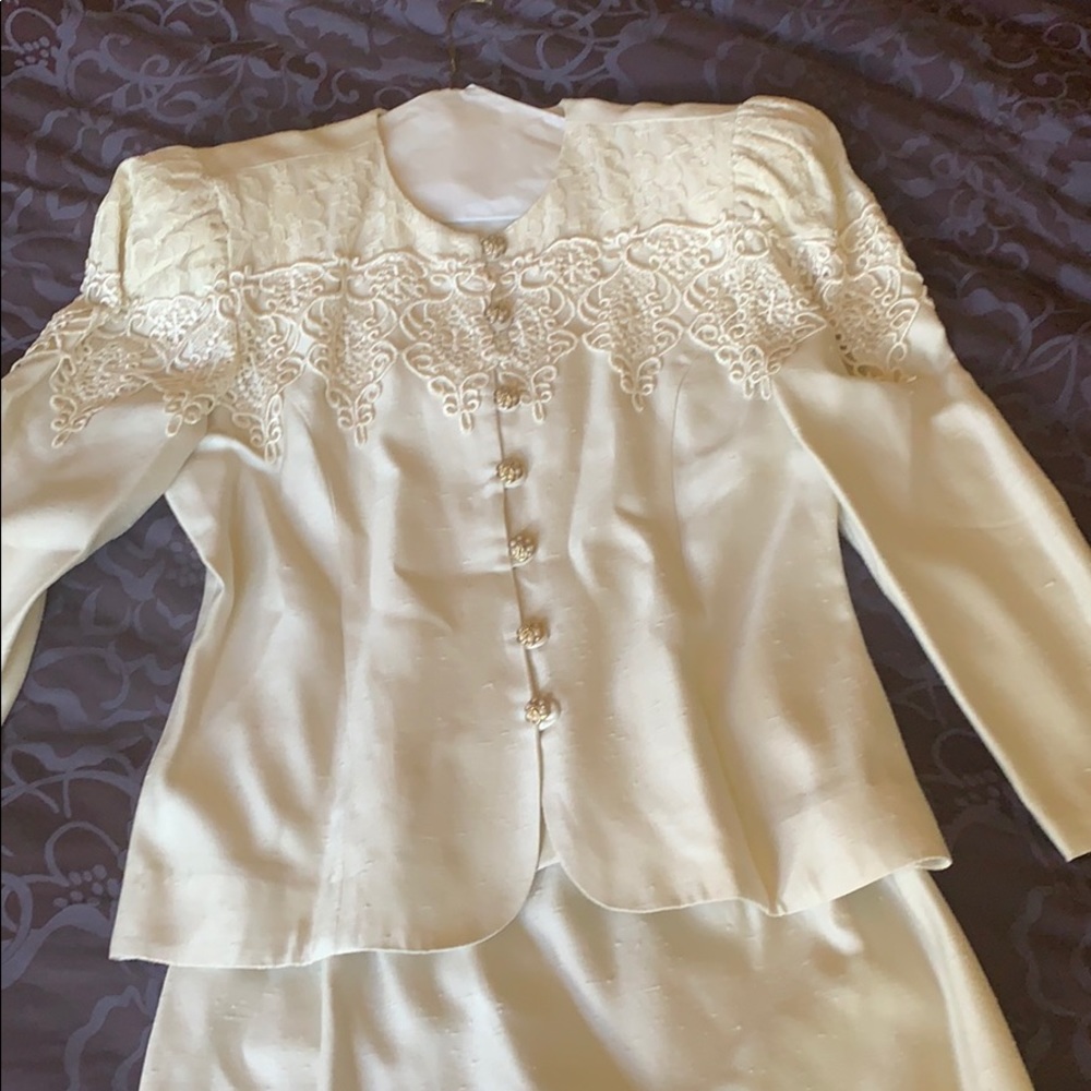 Size 5/6 cream color suit worn 1x